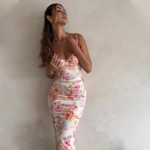 Détail d'une robe longue ajustée avec imprimé fleuri rétro et décolleté en forme de cœur