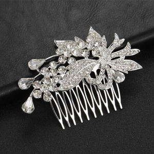 Dettaglio del pettine da sposa argento con farfalla e foglie in strass lucidi