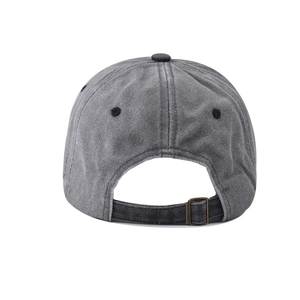 Dettaglio cappello baseball grigio lavato con fibbia in metallo e cuciture rifinite