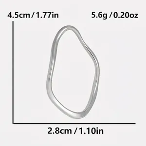 Detailed view showing product dimensions: height 4.5cm and width 2.8cm, weight 5.6g