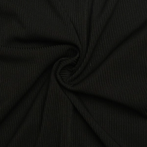 Dettaglio macro del tessuto a maglia a coste nere con texture morbida e motivi verticali