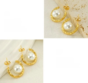 Détail de boucles d'oreilles martelées dorées avec perle blanche et finition polie