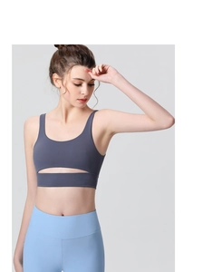 Détail de la brassière de sport à maintien élevé avec découpe sous la poitrine et côtes