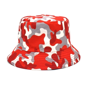 Vista dettagliata del cappello a secchiello mimetico rosso con cuciture rinforzate sulla tesa