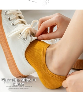 Détail de chaussettes invisibles en coton jaune gingembre avec bordure antidérapante