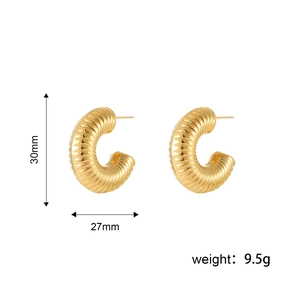 Detailed view of golden ribbed C-shaped earrings with 30mm height and 9.5g weight info