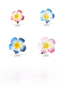 Detail view of 6cm and 8cm pearl plumeria hair clips with size and weight specifications
