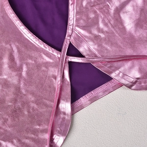 Détail du tissu métallique rose avec doublure violette et coutures précises sur le haut