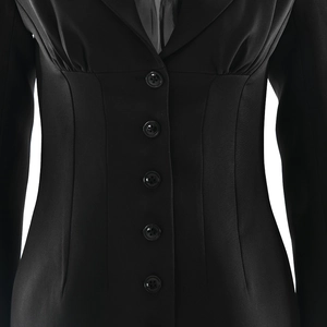 Détails de la taille ajustée et des boutons noirs à simple boutonnage sur la robe blazer