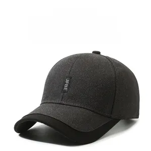 Gros plan d'une casquette de baseball grise avec écusson JFBE et visière noire