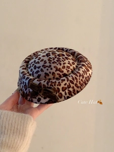 Detail van een baret met luipaardprint en zachte fluwelen strik voor damesmode