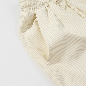 Vue détaillée de la taille élastique et des poches sur le pantalon rayé en coton