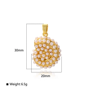 Vue détaillée du pendentif coquillage doré avec perles et dimensions de 30 mm x 20 mm