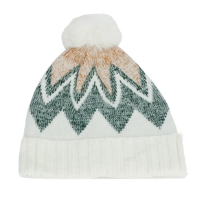Détail de la maille et du motif rayé d'un bonnet d'hiver chaud avec un pompon en fourrure