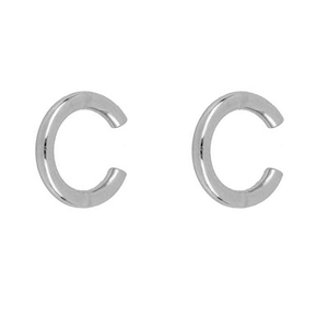 Gros plan de boucles d'oreilles argentées en forme de C avec finition miroir polie