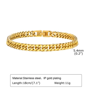 Gros plan d'un bracelet gourmette en acier inoxydable plaqué or avec largeur de 5,4 mm