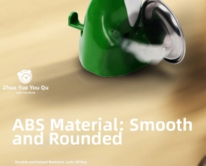 Macro-opname van groen ABS-hondenspeelgoed met metalen bel op houten basis