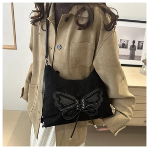 Détail du sac rétro noir avec design papillon à lacets et texture mate de haute qualité