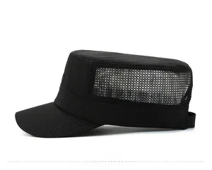 Seitenansicht der schwarzen taktischen Kappe mit atmungsaktivem Mesh und perforierter Krempe
