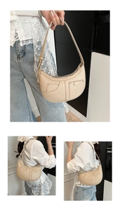 Detail der beigen Schultertasche mit Lederstruktur, Taschen und silbernen Nieten