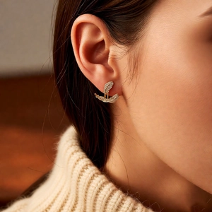 Nahaufnahme eleganter blattförmiger 18k vergoldeter Ohrringe mit funkelndem Zirkonia-Pavé