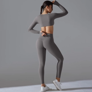 Eng anliegendes dunkelgraues Yoga-Set mit Langarmshirt und Kompressions-Leggings