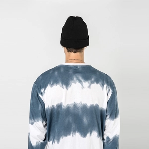 Vista posteriore di una maglia a maniche lunghe tie-dye blu e bianca con un berretto nero