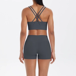 Vue arrière de l'ensemble de yoga gris avec brassière à dos croisé et short taille haute