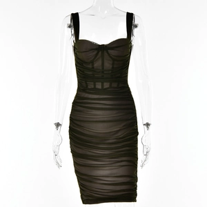 Detail der gerafften Mesh-Struktur und Korsetttaille am dunkelgrünen Partykleid