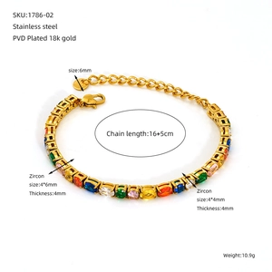 Dettaglio di un bracciale in acciaio inossidabile placcato oro 18k con zirconi colorati