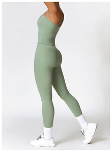 Détail d'un ensemble de yoga vert sauge deux pièces avec haut court et legging taille haute