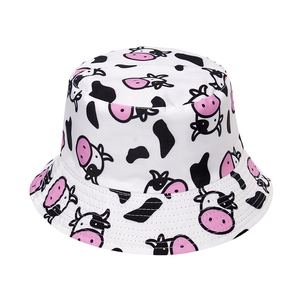 Simpatico cappello a secchiello bianco con stampa mucca cartoon e macchie nere