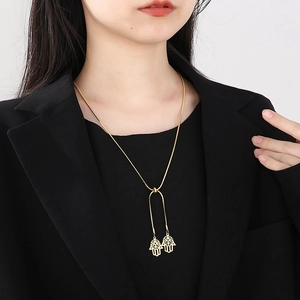 Élégant collier Hamsa en titane doré avec chaîne serpent et pendentif au design minimaliste