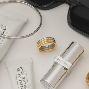 Elegante anello a fascia bicolore oro e argento con design avvolgente multistrato da donna