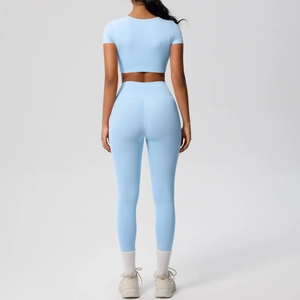 Vue arrière d'un ensemble de yoga bleu clair avec haut court et legging gainant