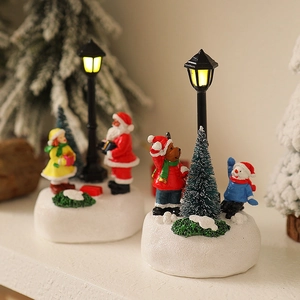 Scena in miniatura natalizia a LED in resina con Babbo Natale e decorazioni pupazzo di neve