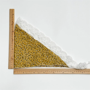 Foulard floreale senape in cotone con pizzo e dimensioni 27x36 cm su sfondo bianco neutro