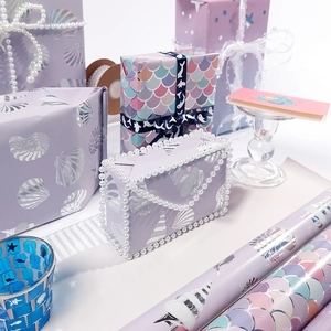 Elegante carta regalo a tema sirena con squame di pesce e conchiglie d'argento.