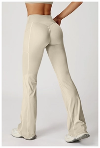 Vue arrière du pantalon de yoga évasé taille haute en beige clair avec poches latérales
