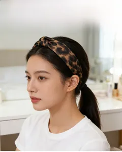 Détail du serre-tête léopard sur mannequin montrant le tissu doux et le style rétro