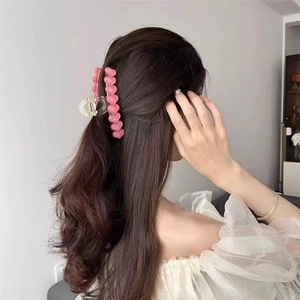 Pinza per capelli a forma di cuore rosa in acrilico traslucido con molla dorata decorativa
