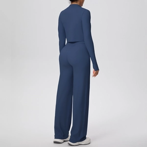 Détail de l'ensemble de yoga bleu montrant la taille arrière et le tissu stretch du pantalon