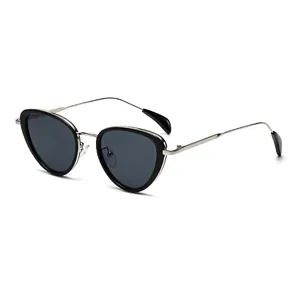 Occhiali da sole chic cat-eye con montatura nera e sottili aste in metallo argentato