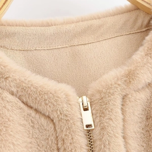 Gilet en fausse fourrure beige pour femme avec col rond et fermeture éclair dorée