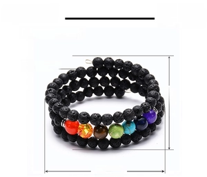 Vue détaillée des perles de lave 6mm et sept pierres de chakra sur bracelet multicouche