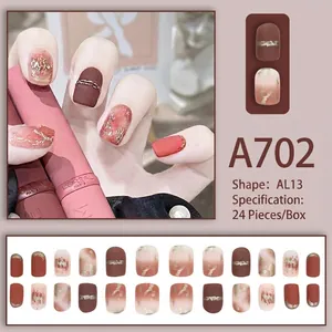 Faux ongles dégradés moka et rose lotus avec éclats de feuille d'or et détails marbrés