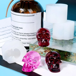 Detailansicht der Totenkopf-Silikonform für DIY-Harzarbeiten mit rotem Harz-Schädel-Ergebnis