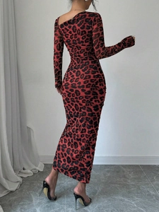 Détail de la robe léopard rouge montrant la coupe ajustée et la texture des manches