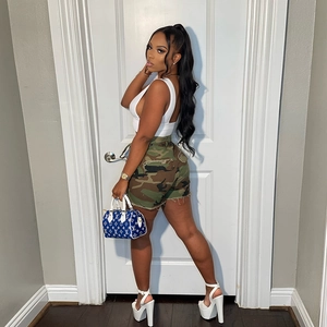 Short camouflage sexy pour femme avec crop top blanc et sandales à plateforme style rue