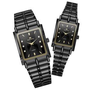 Montres de couple business en acier inoxydable noir avec cadran à quartz carré sur fond blanc